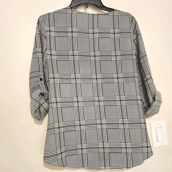 W5 Top Size Medium Green Open Front Twist Roll Tab Sleeves Lightweight New - Picture 3 of 9